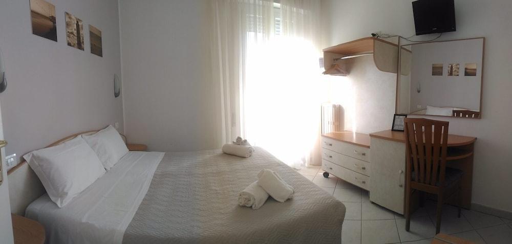Hotel Prestige Римини Екстериор снимка
