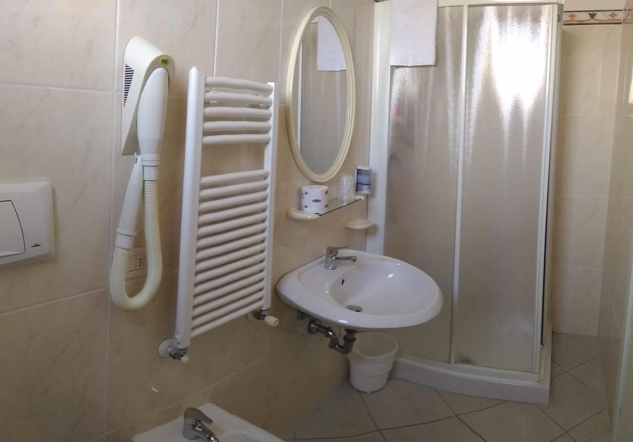 Hotel Prestige Римини Екстериор снимка