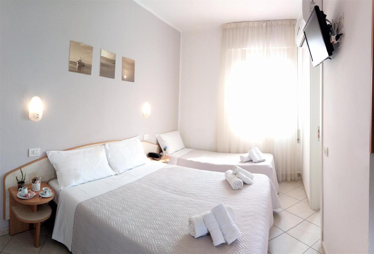 Hotel Prestige Римини Екстериор снимка