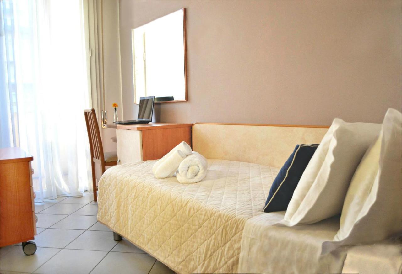 Hotel Prestige Римини Екстериор снимка