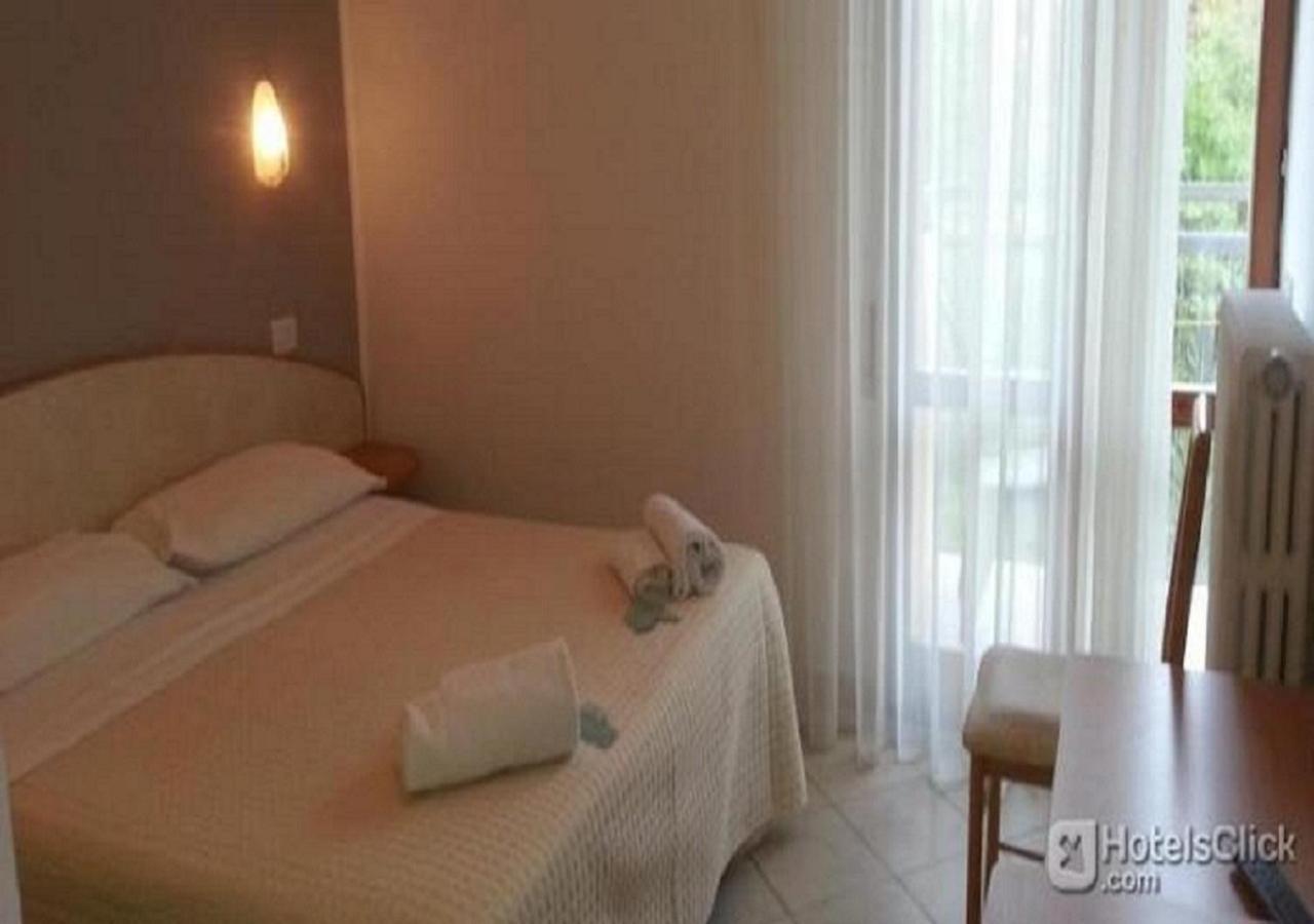 Hotel Prestige Римини Екстериор снимка